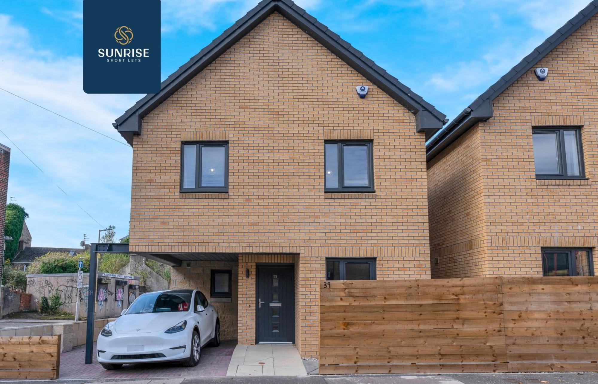 L2 - Stunning 4 Bed House With 6 Beds And 3 Bathrooms, Tvs In Each Room, Free Parking, Fully Equipped, Local Amenities, Easy Ring Road Access, Special Rates Ask Sunrise Short Lets Dundee Bagian luar foto