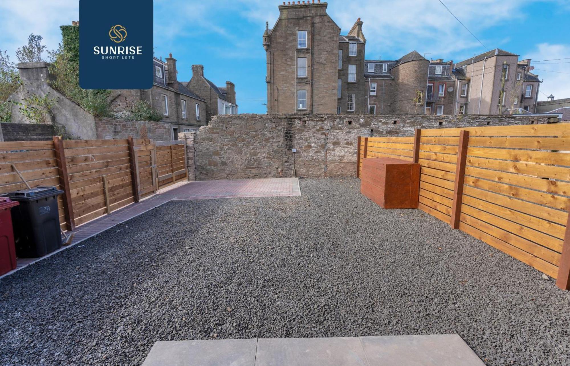 L2 - Stunning 4 Bed House With 6 Beds And 3 Bathrooms, Tvs In Each Room, Free Parking, Fully Equipped, Local Amenities, Easy Ring Road Access, Special Rates Ask Sunrise Short Lets Dundee Bagian luar foto