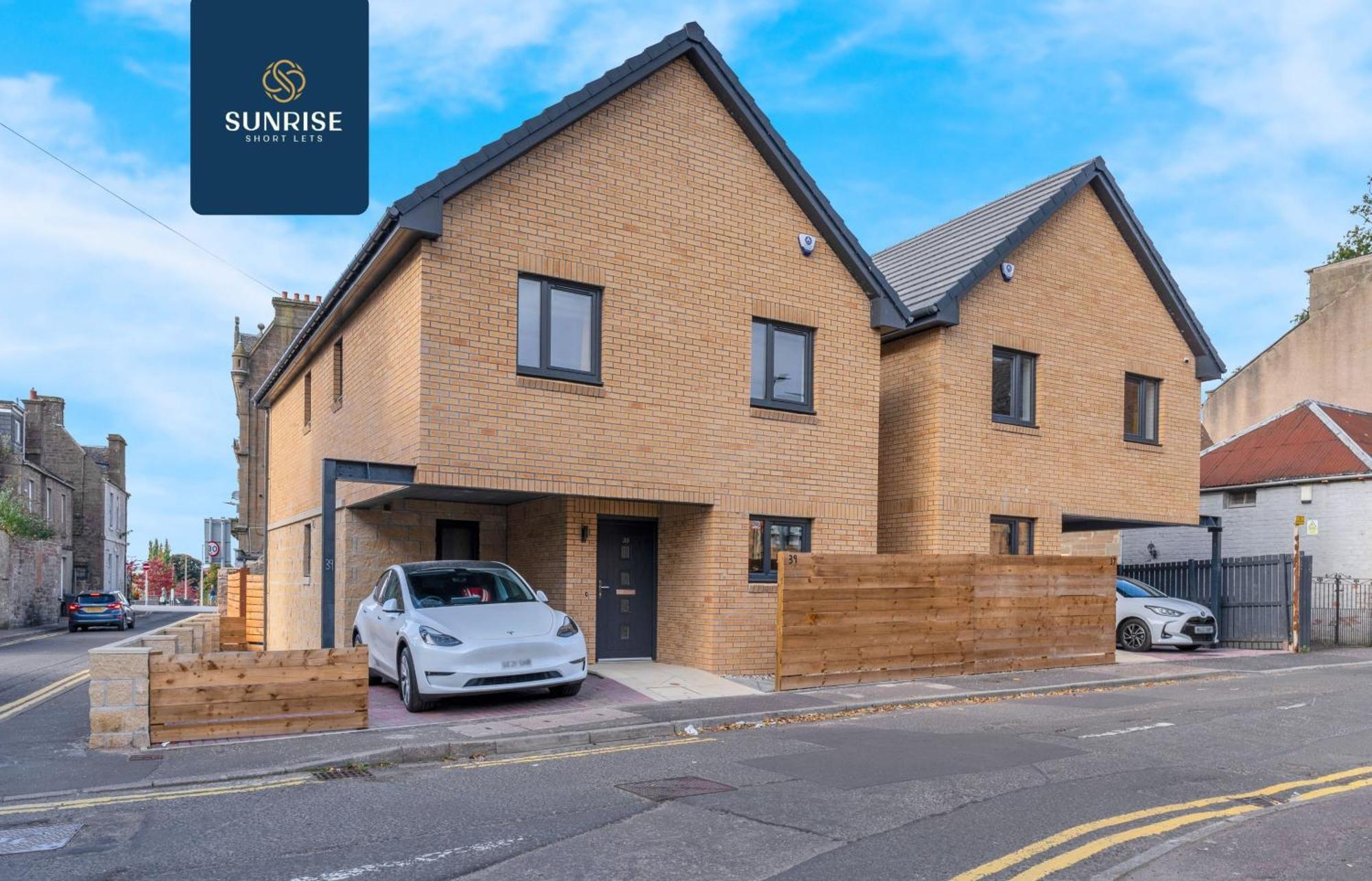 L2 - Stunning 4 Bed House With 6 Beds And 3 Bathrooms, Tvs In Each Room, Free Parking, Fully Equipped, Local Amenities, Easy Ring Road Access, Special Rates Ask Sunrise Short Lets Dundee Bagian luar foto