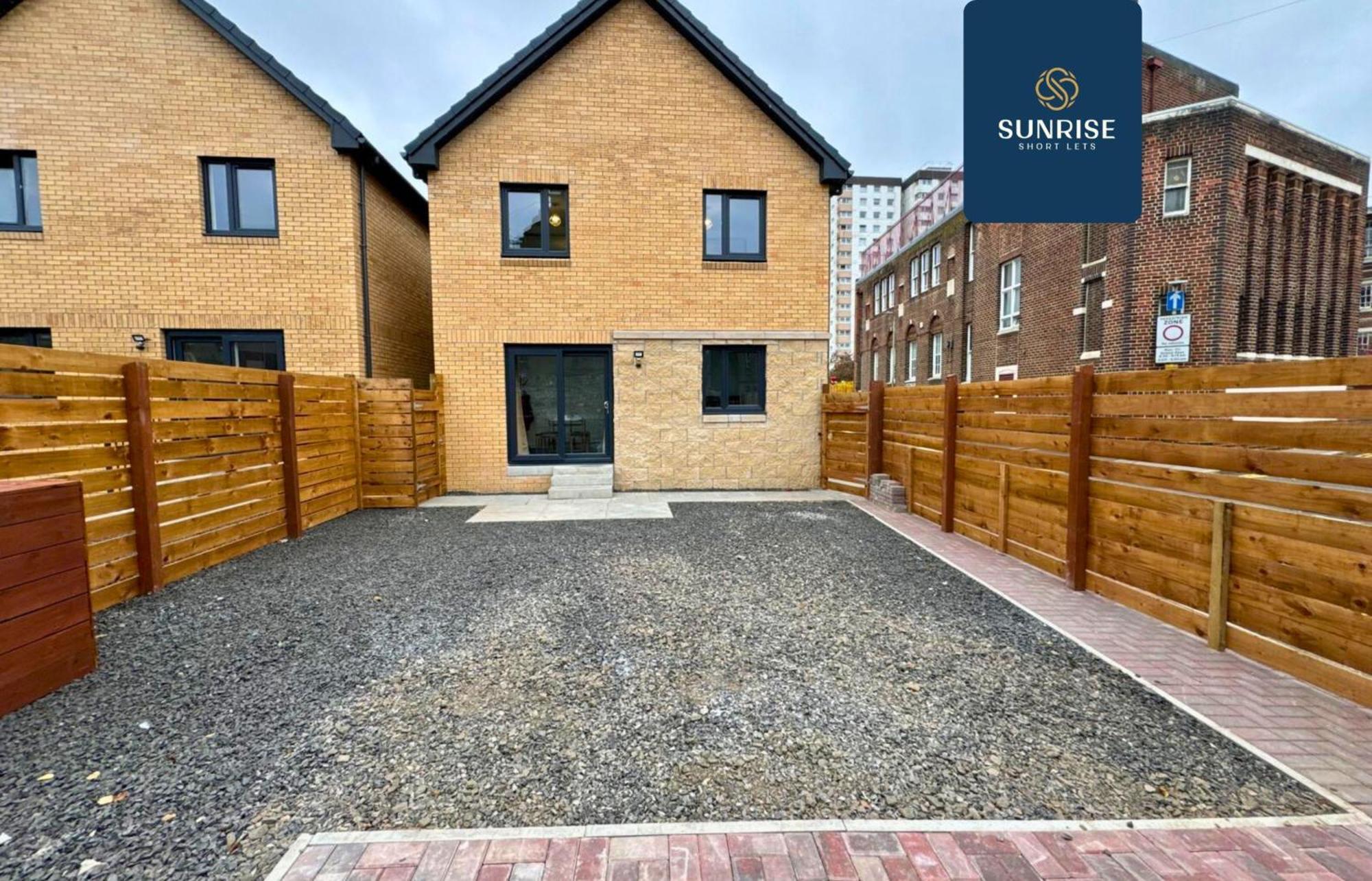 L2 - Stunning 4 Bed House With 6 Beds And 3 Bathrooms, Tvs In Each Room, Free Parking, Fully Equipped, Local Amenities, Easy Ring Road Access, Special Rates Ask Sunrise Short Lets Dundee Bagian luar foto