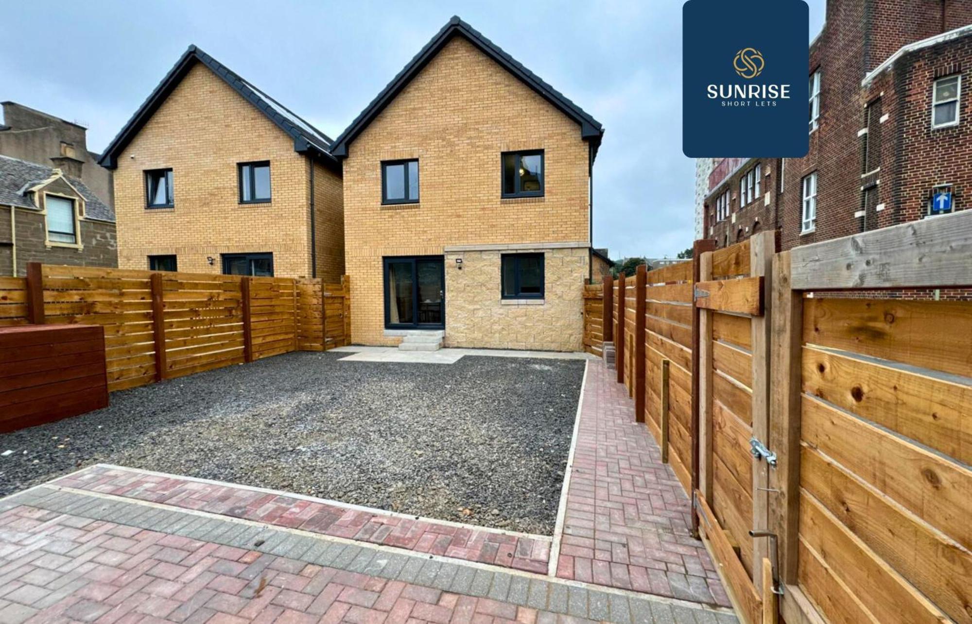 L2 - Stunning 4 Bed House With 6 Beds And 3 Bathrooms, Tvs In Each Room, Free Parking, Fully Equipped, Local Amenities, Easy Ring Road Access, Special Rates Ask Sunrise Short Lets Dundee Bagian luar foto