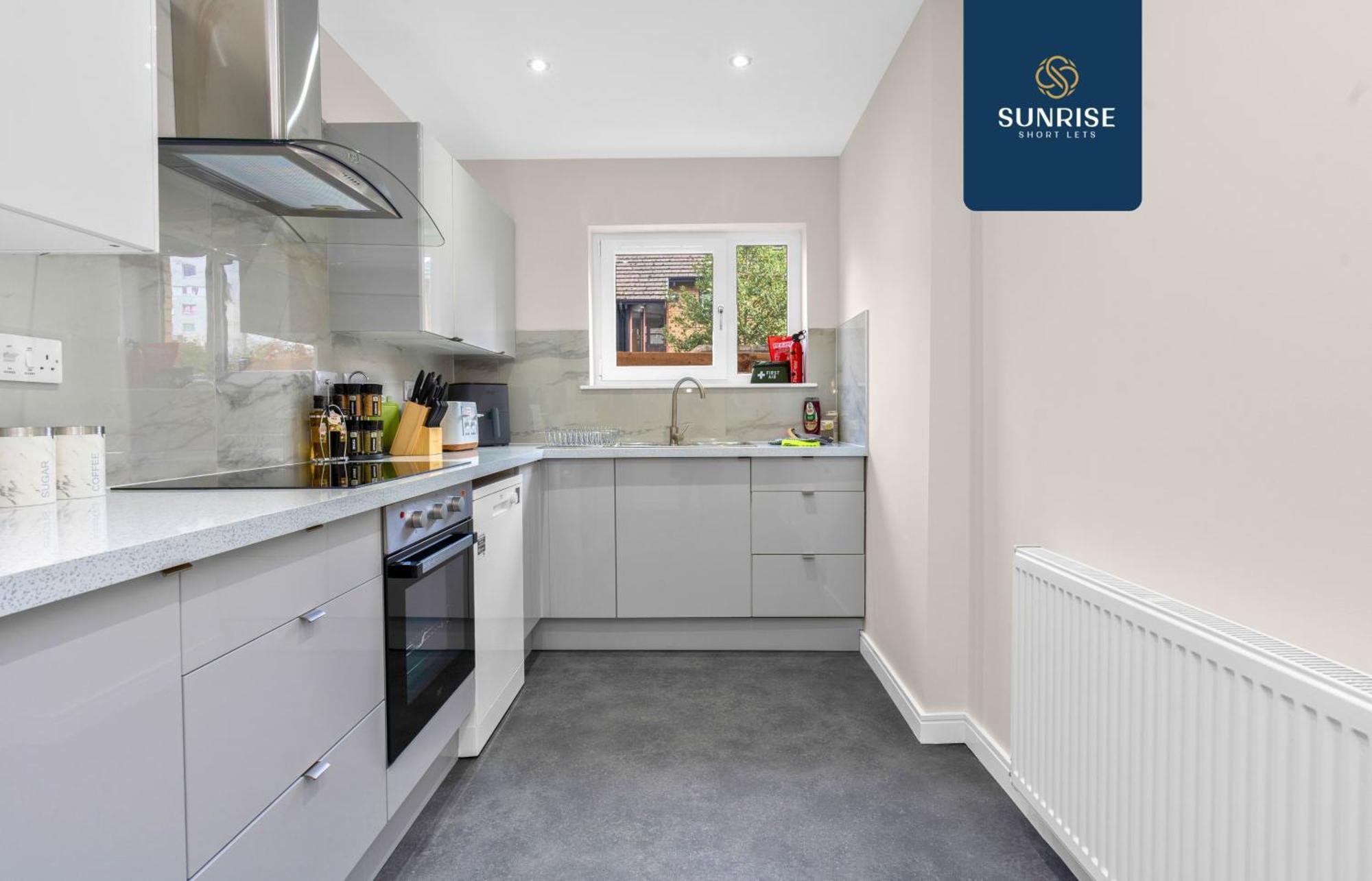 L2 - Stunning 4 Bed House With 6 Beds And 3 Bathrooms, Tvs In Each Room, Free Parking, Fully Equipped, Local Amenities, Easy Ring Road Access, Special Rates Ask Sunrise Short Lets Dundee Bagian luar foto